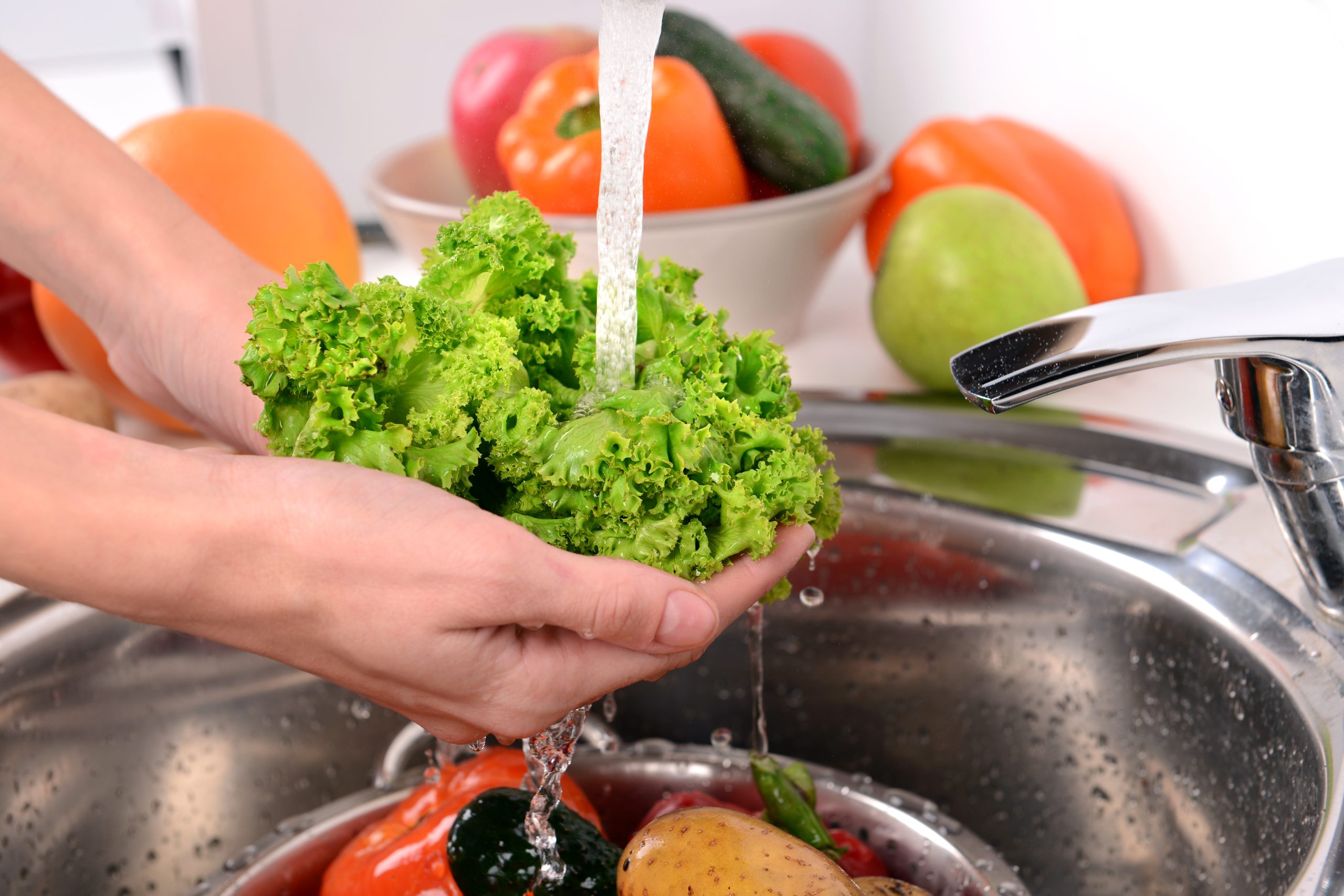 Овощи не мыты. Мытые овощи и фрукты. Термическая обработка продуктов. Кулинарная обработка. Мытье овощей и зелени.